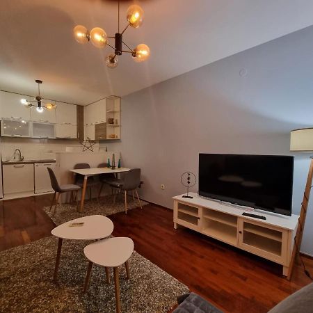 5 Star Apartment 波德戈里察 外观 照片