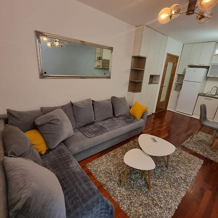 5 Star Apartment 波德戈里察 外观 照片