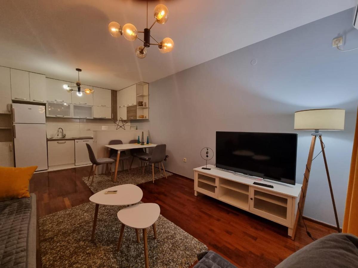 5 Star Apartment 波德戈里察 外观 照片
